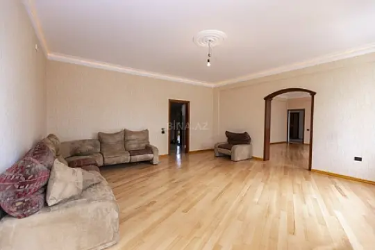 Satılır 4 otaqlı mənzil 210 m²