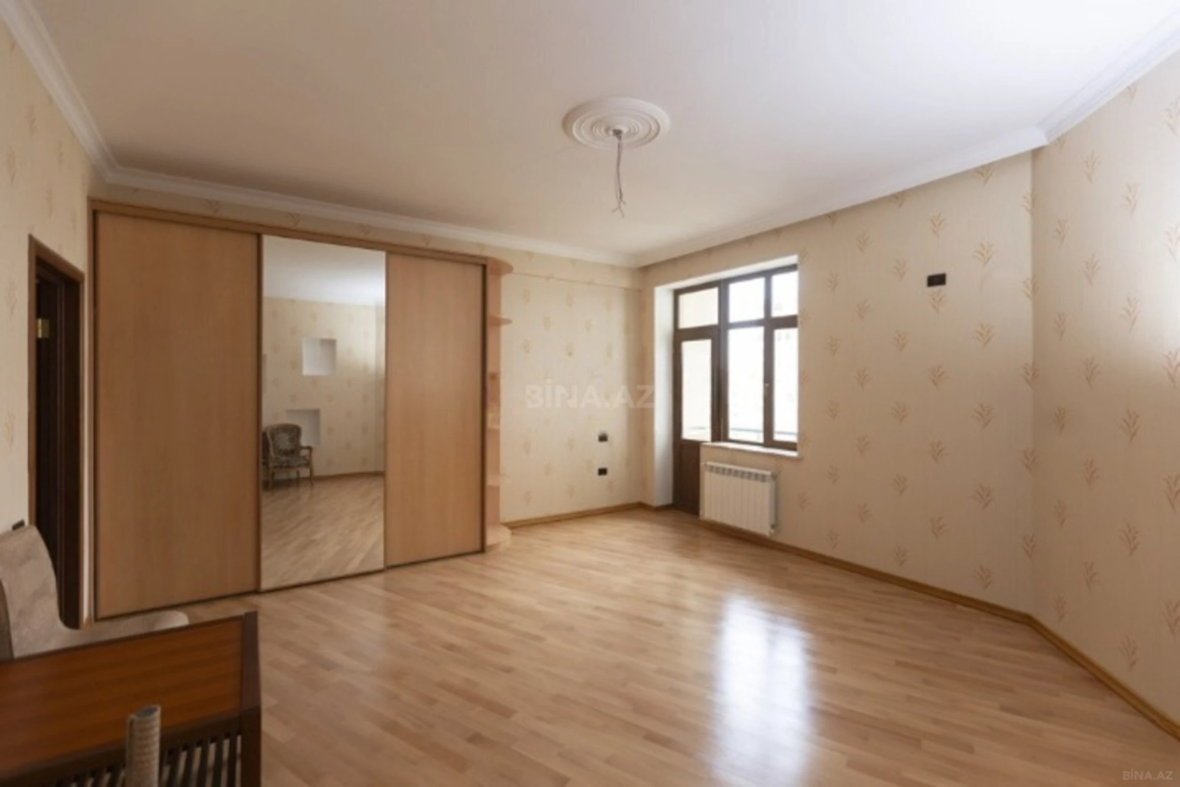 Satılır 4 otaqlı mənzil 210 m²