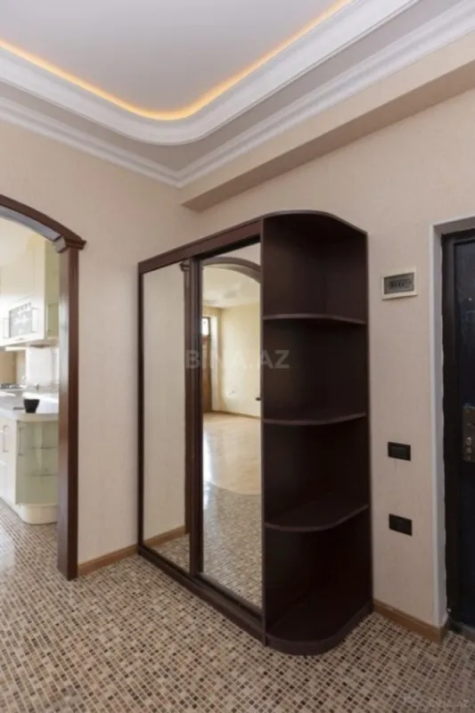 Satılır 4 otaqlı mənzil 210 m²