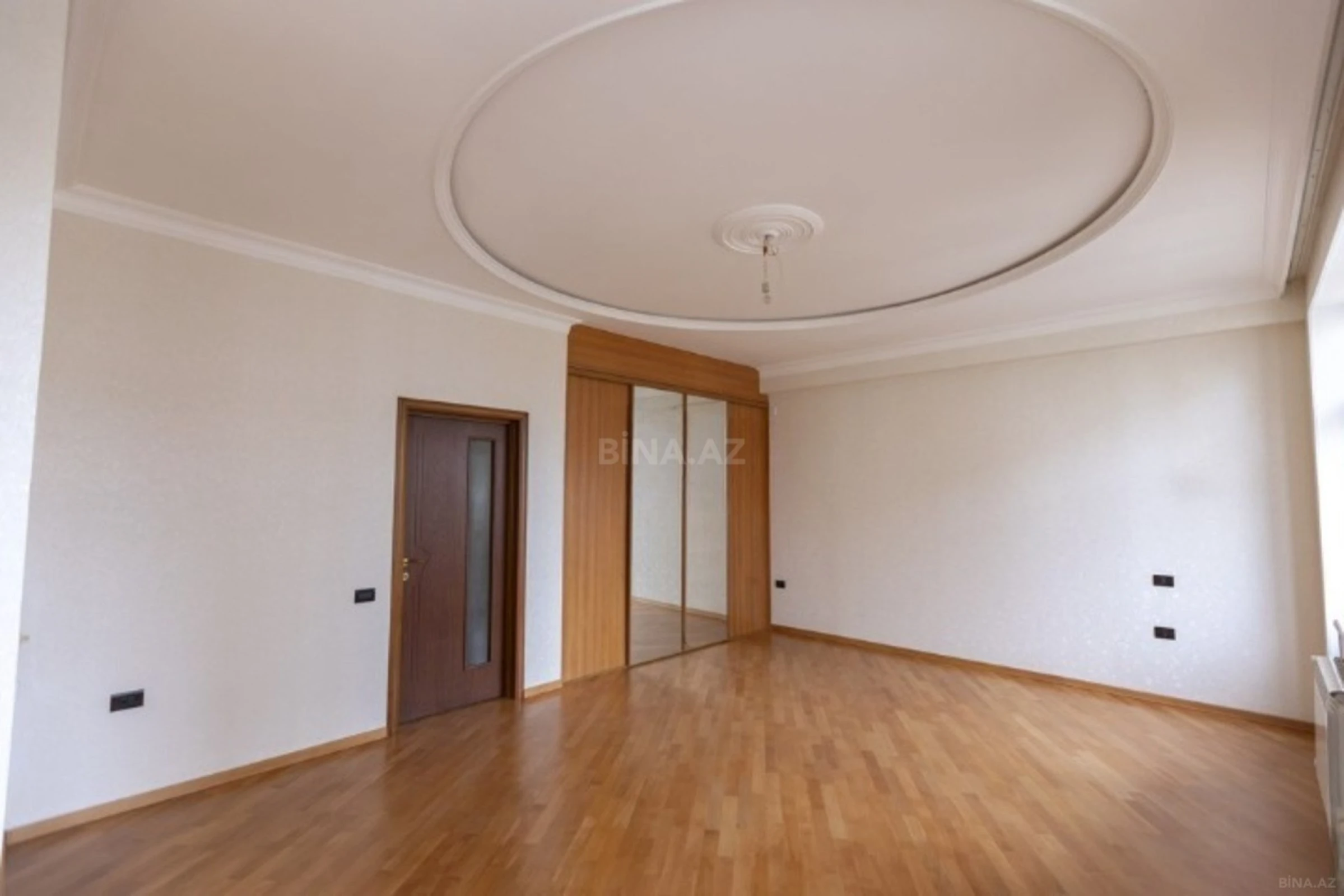 Satılır 4 otaqlı mənzil 210 m²