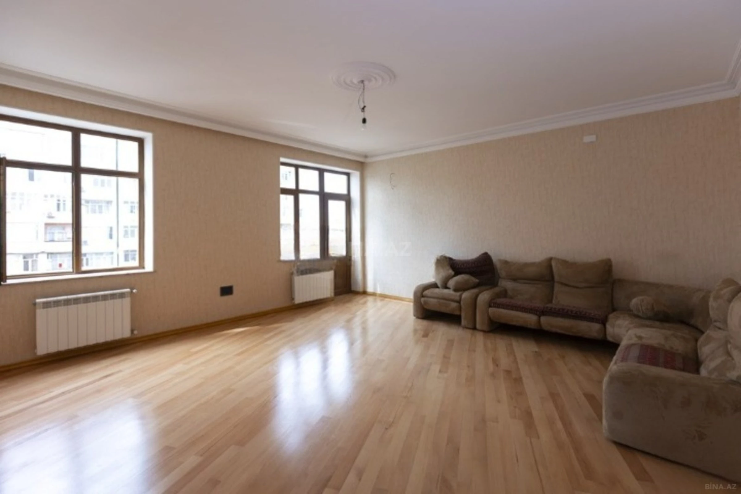 Satılır 4 otaqlı mənzil 210 m²