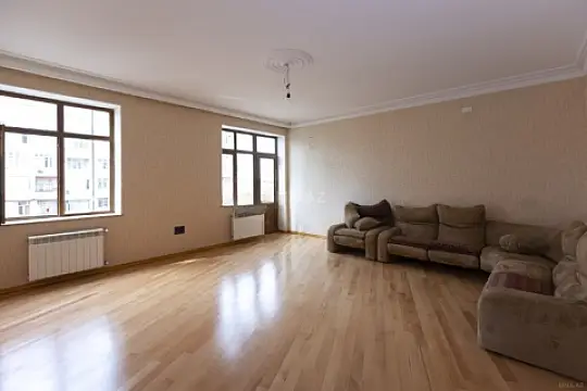 Satılır 4 otaqlı mənzil 210 m²
