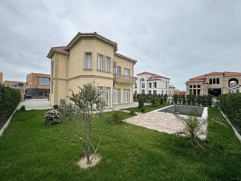 Satılır 5 otaqlı həyət evi 250 m²