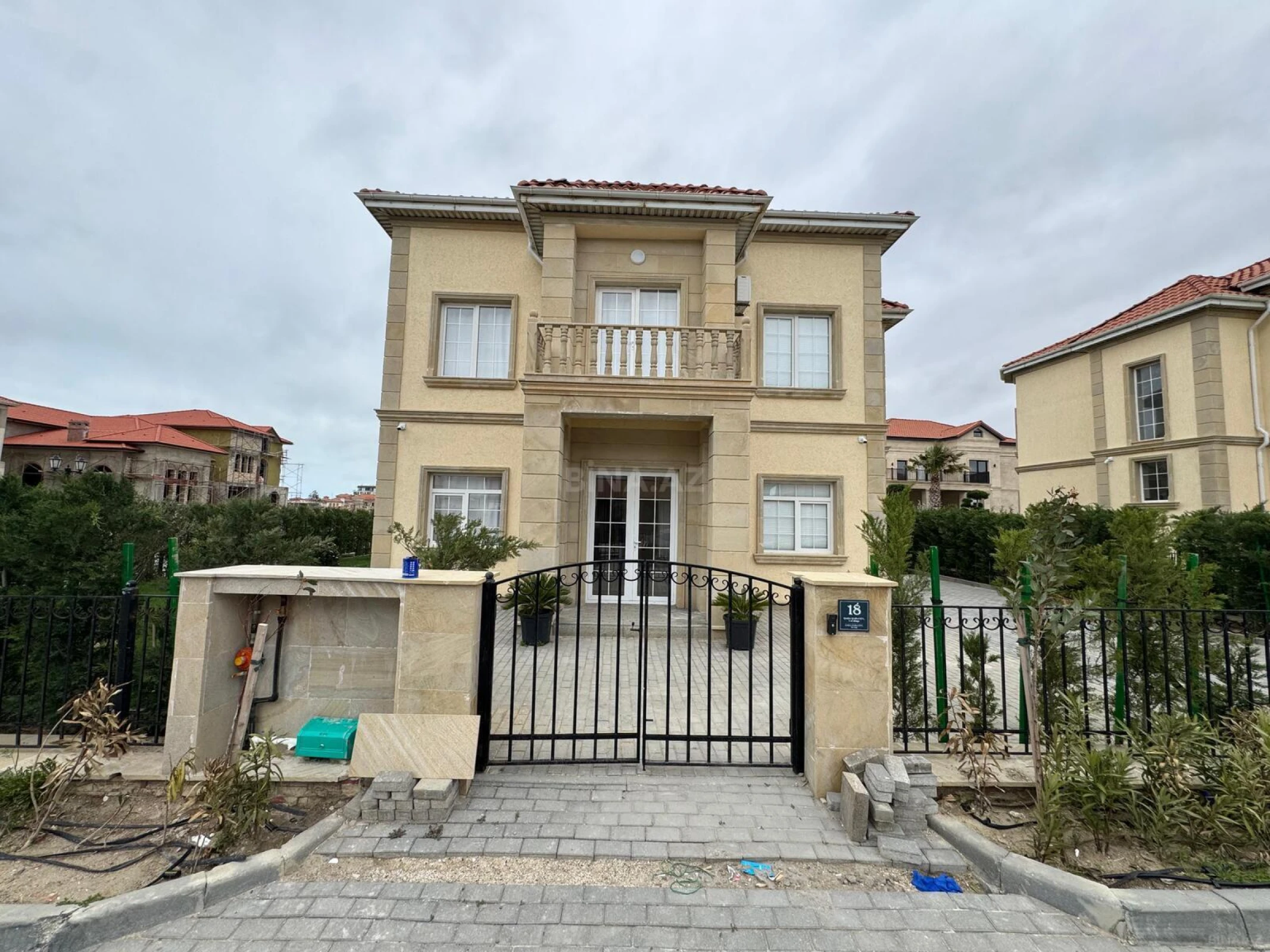 Satılır 5 otaqlı həyət evi 250 m²