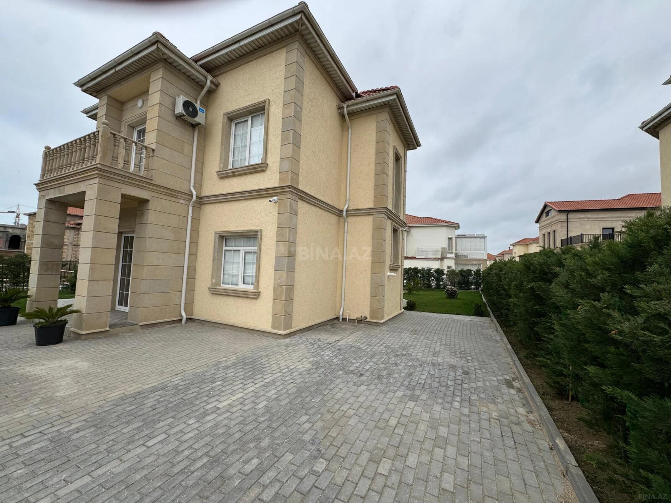 Satılır 5 otaqlı həyət evi 250 m²