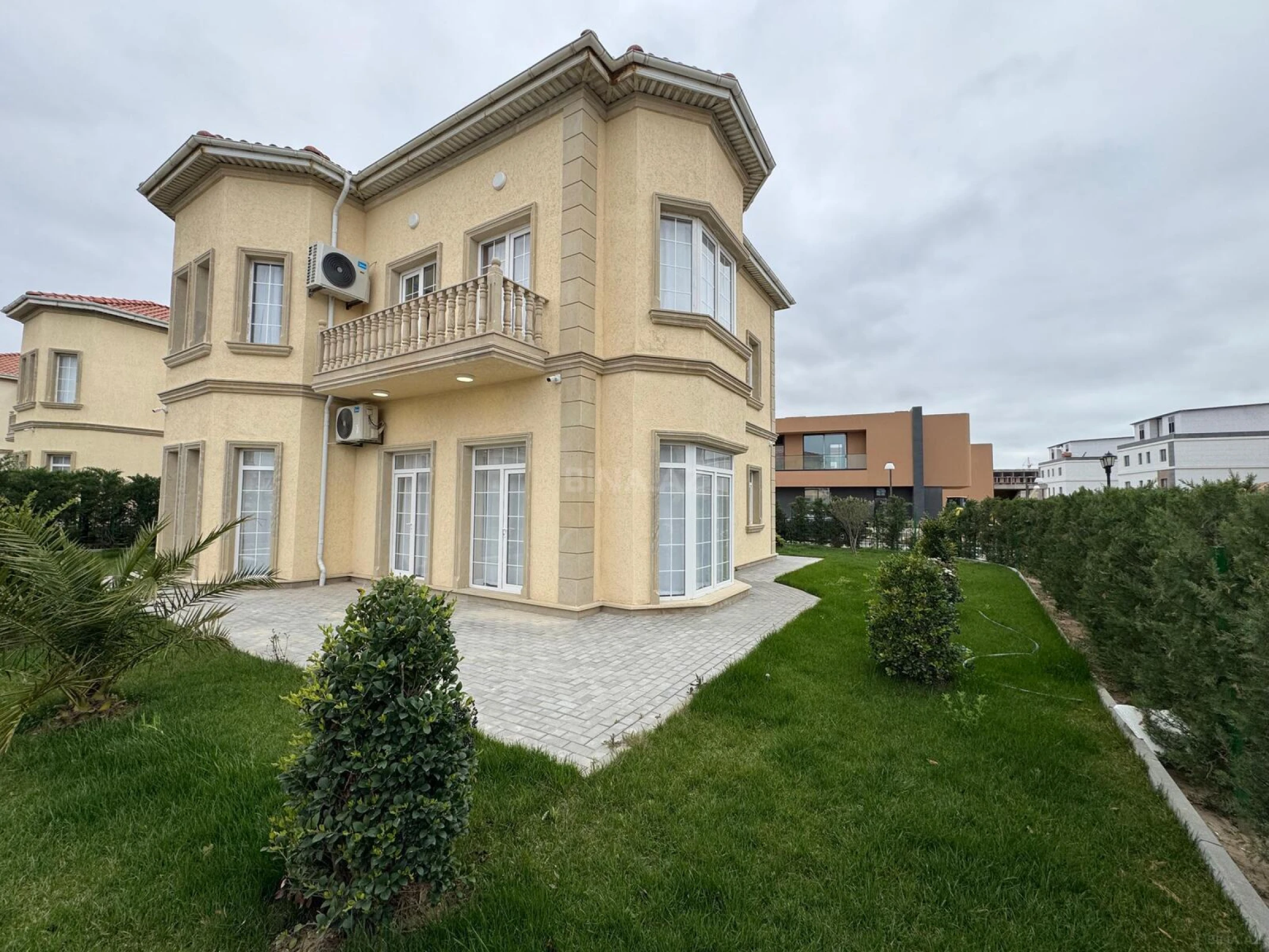 Satılır 5 otaqlı həyət evi 250 m²