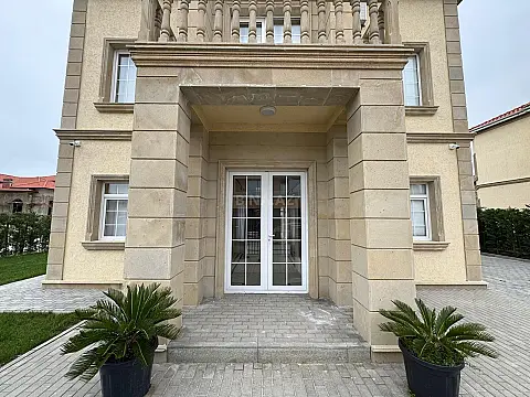 Satılır 5 otaqlı həyət evi 250 m²