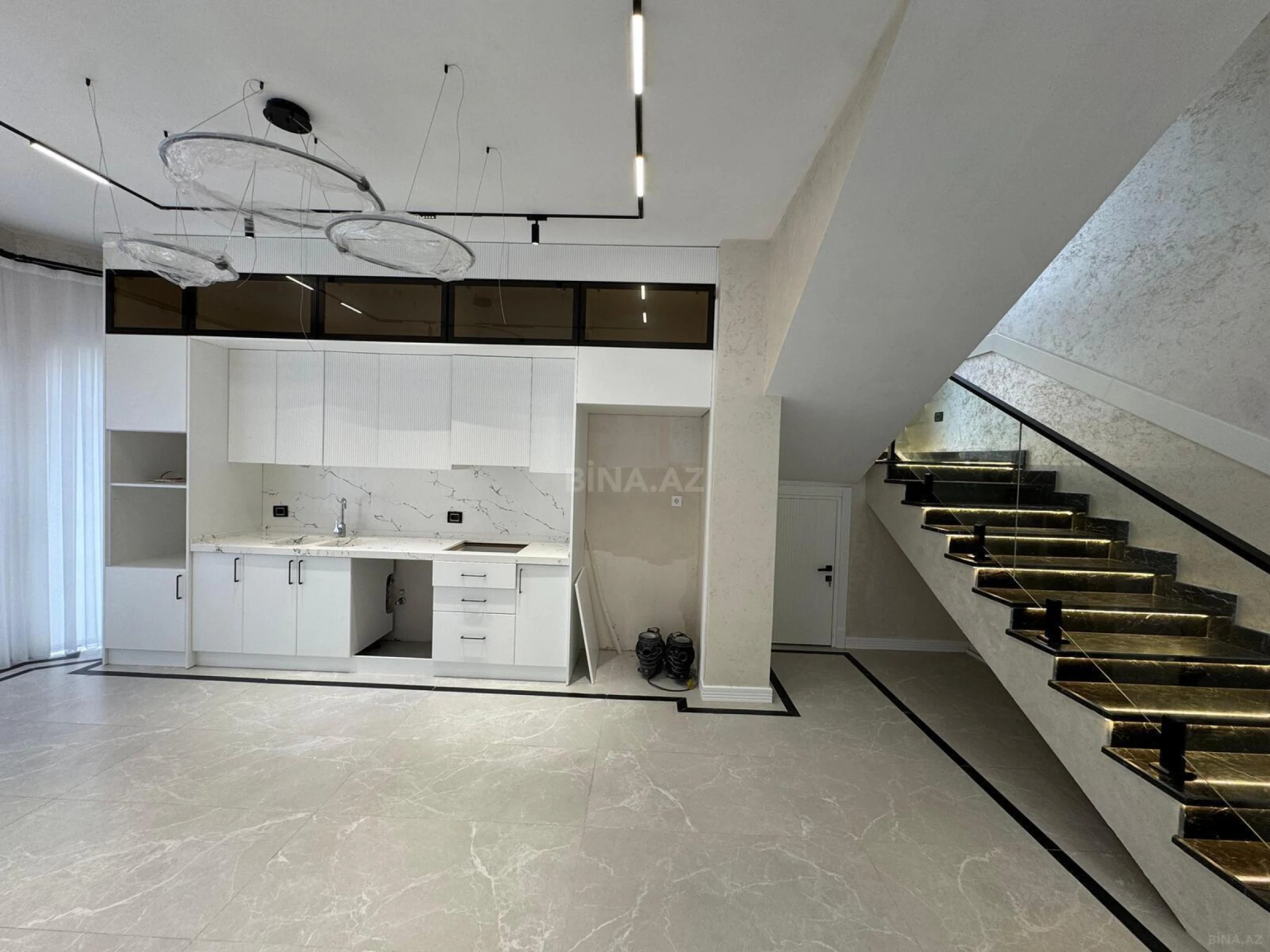 Satılır 5 otaqlı həyət evi 250 m²