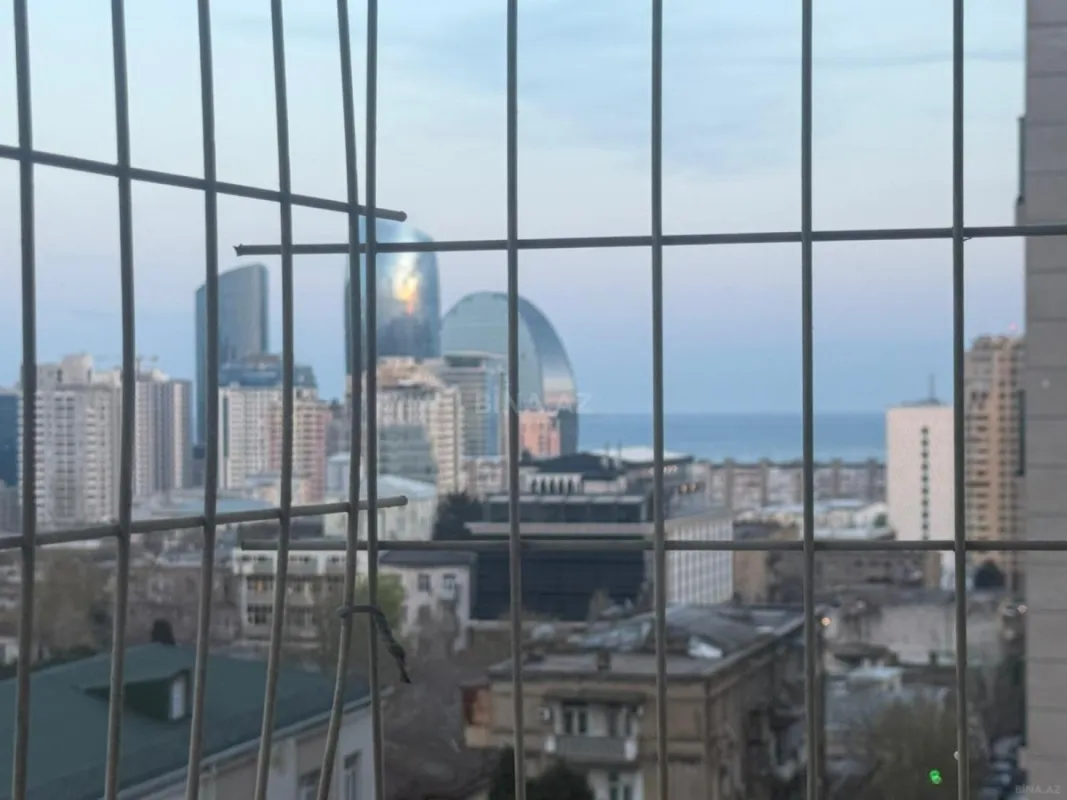 Satılır 4 otaqlı mənzil 160 m²