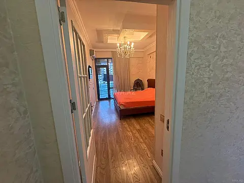 Satılır 4 otaqlı mənzil 160 m²
