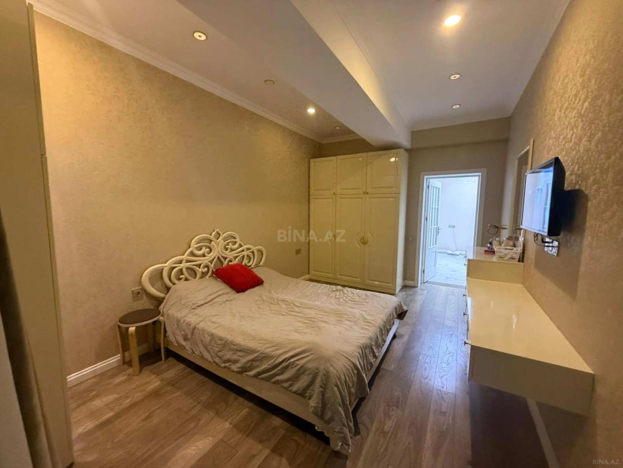 Satılır 4 otaqlı mənzil 160 m²
