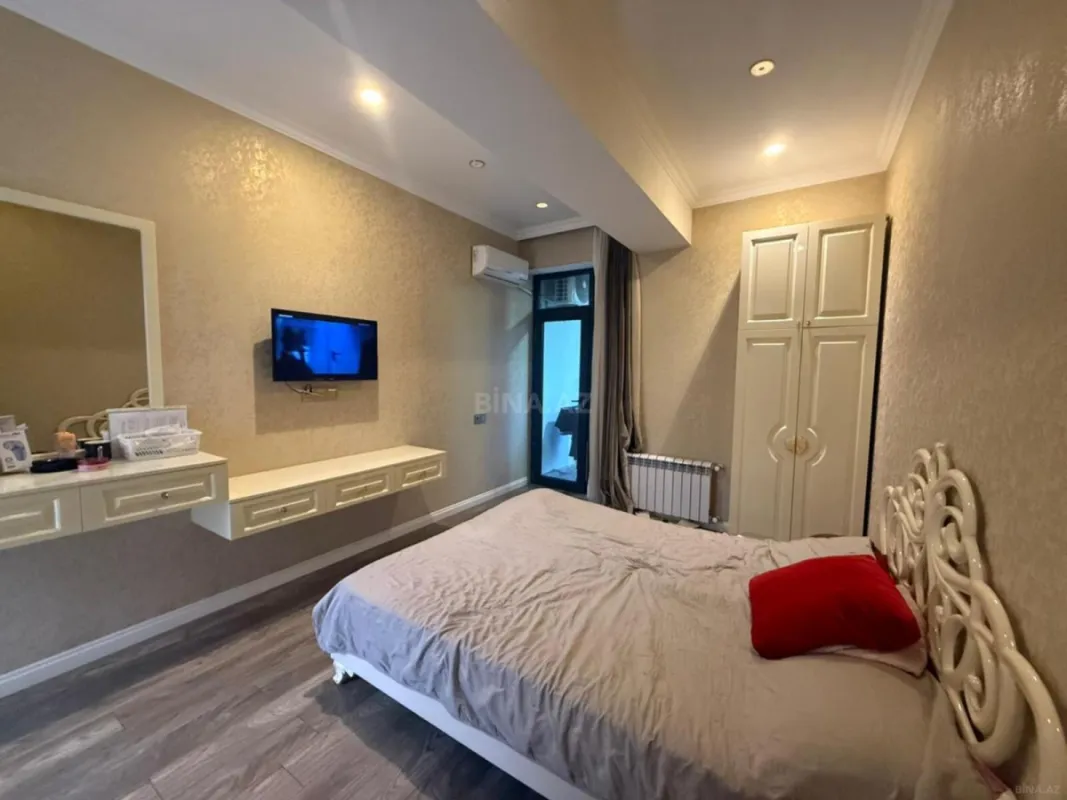 Satılır 4 otaqlı mənzil 160 m²