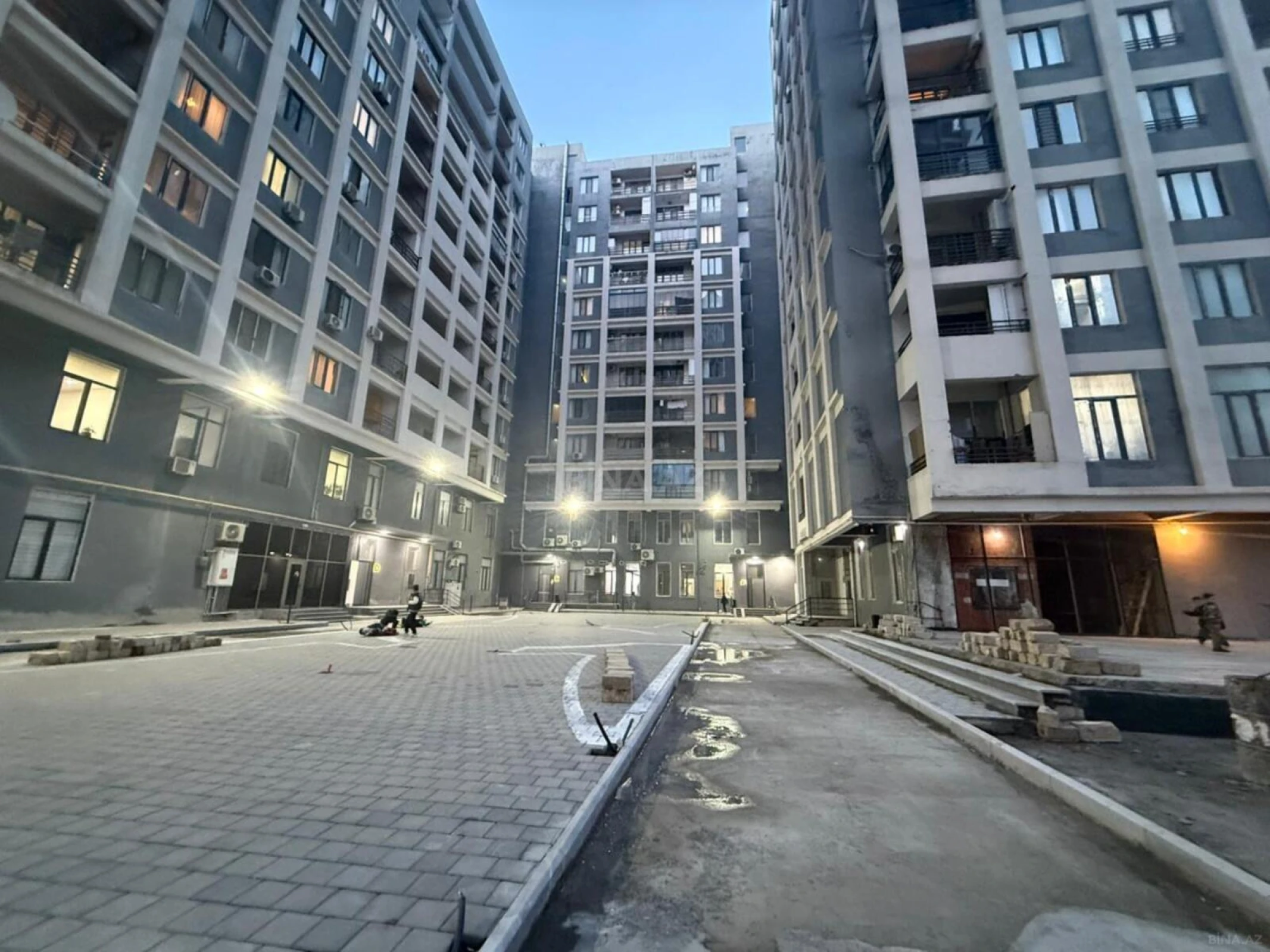 Satılır 4 otaqlı mənzil 160 m²