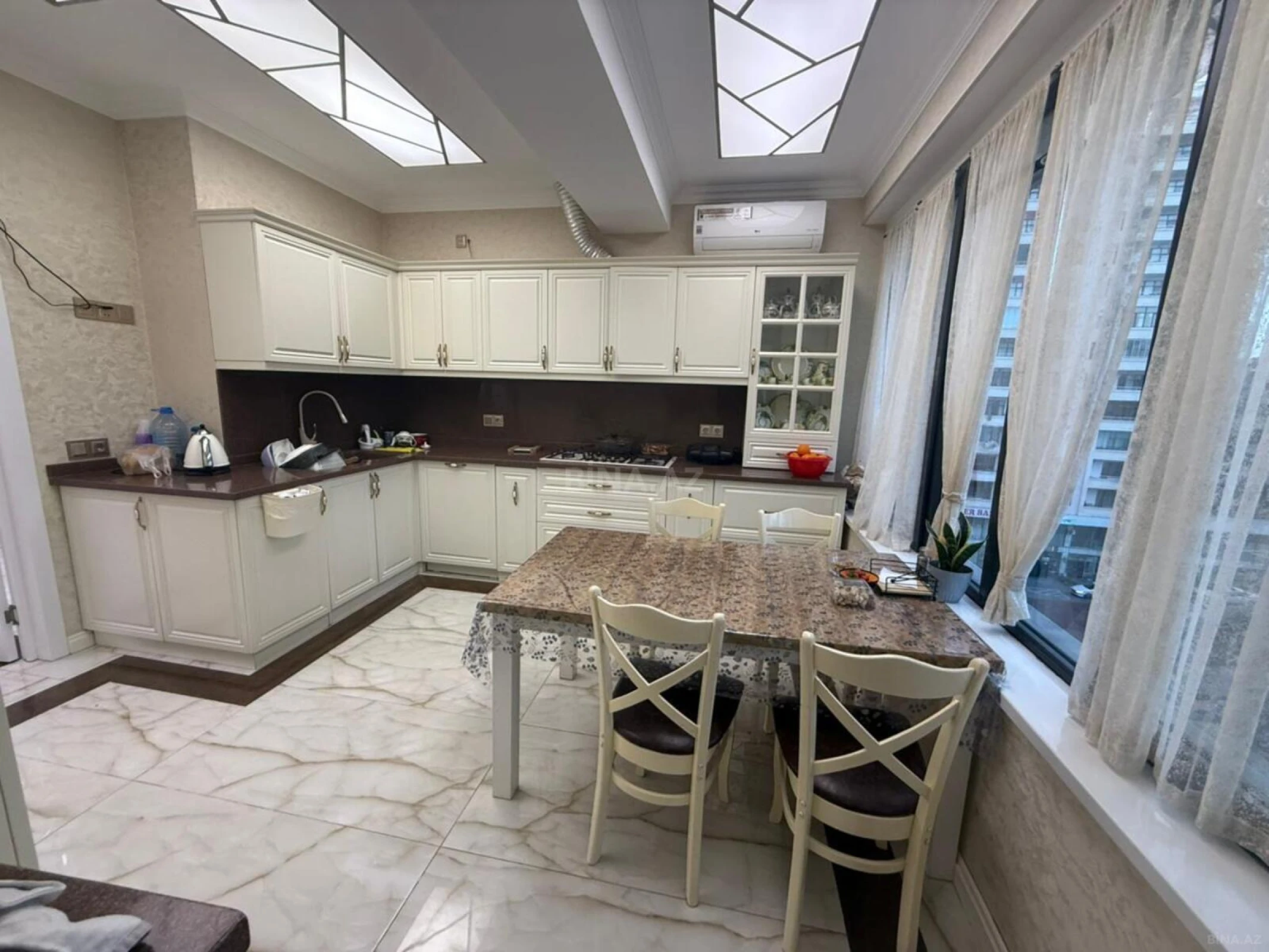 Satılır 4 otaqlı mənzil 160 m²