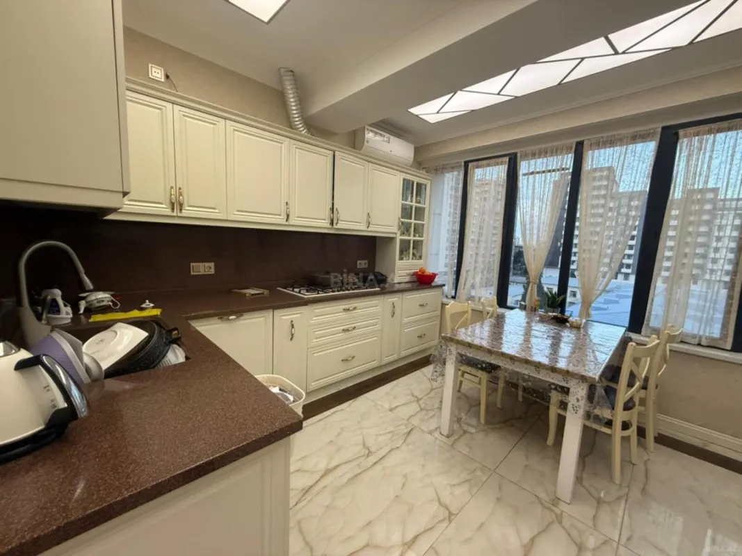 Satılır 4 otaqlı mənzil 160 m²