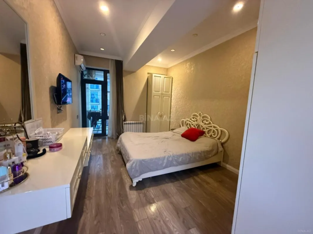 Satılır 4 otaqlı mənzil 160 m²
