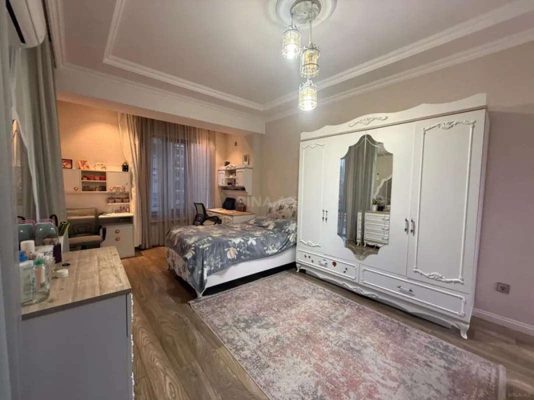 Satılır 4 otaqlı mənzil 160 m²