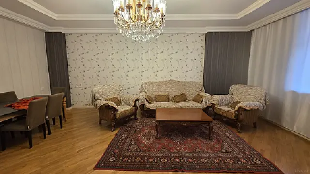 Kirayə verilir 4 otaqlı mənzil 150 m²