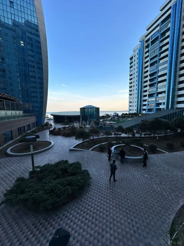 Satılır 4 otaqlı mənzil 250.5 m²