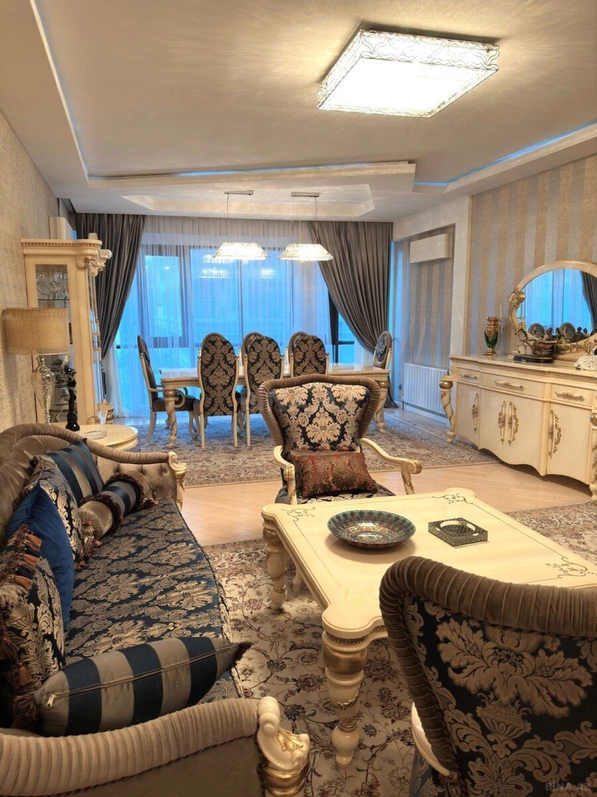 Satılır 4 otaqlı mənzil 250.5 m²