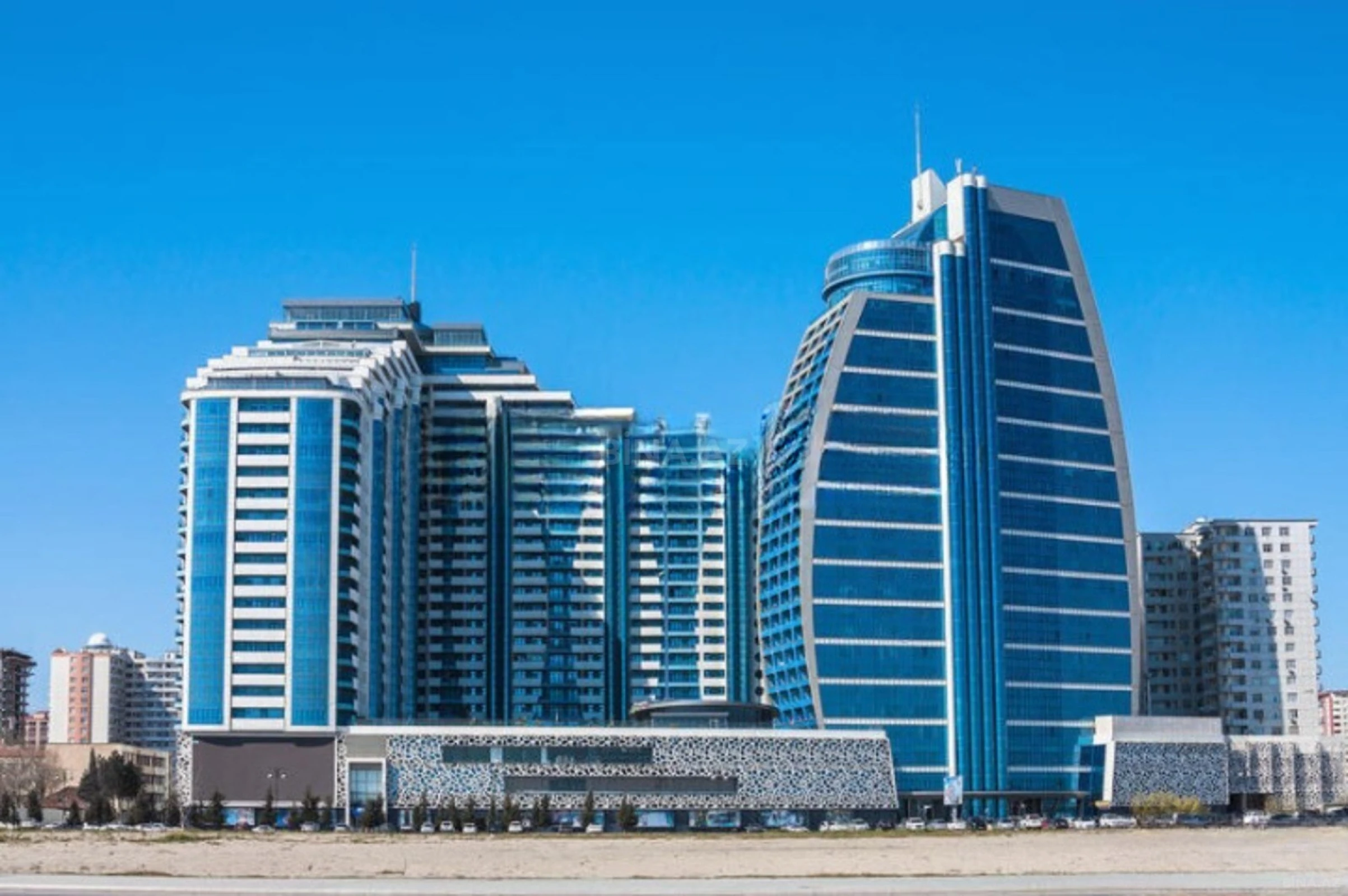 Satılır 4 otaqlı mənzil 250.5 m²