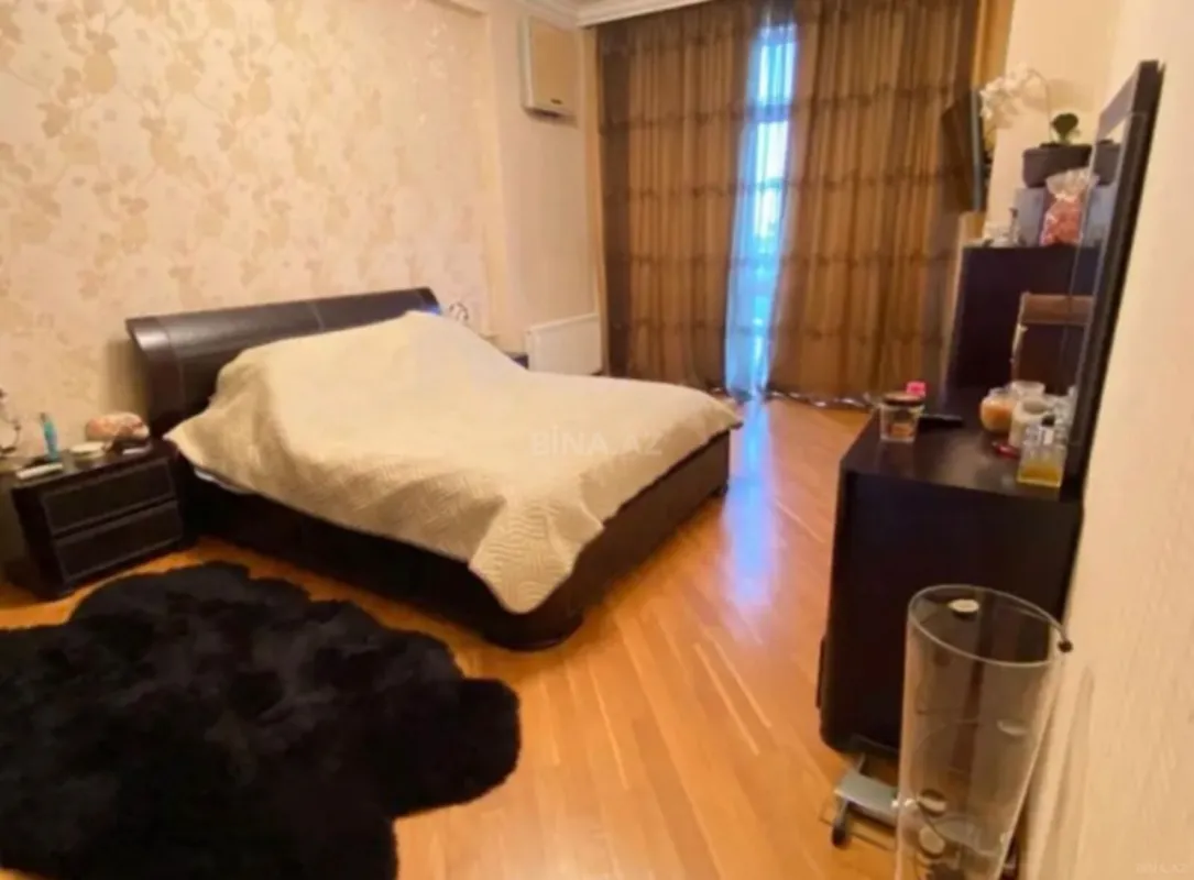 Satılır 3 otaqlı mənzil 140 m²