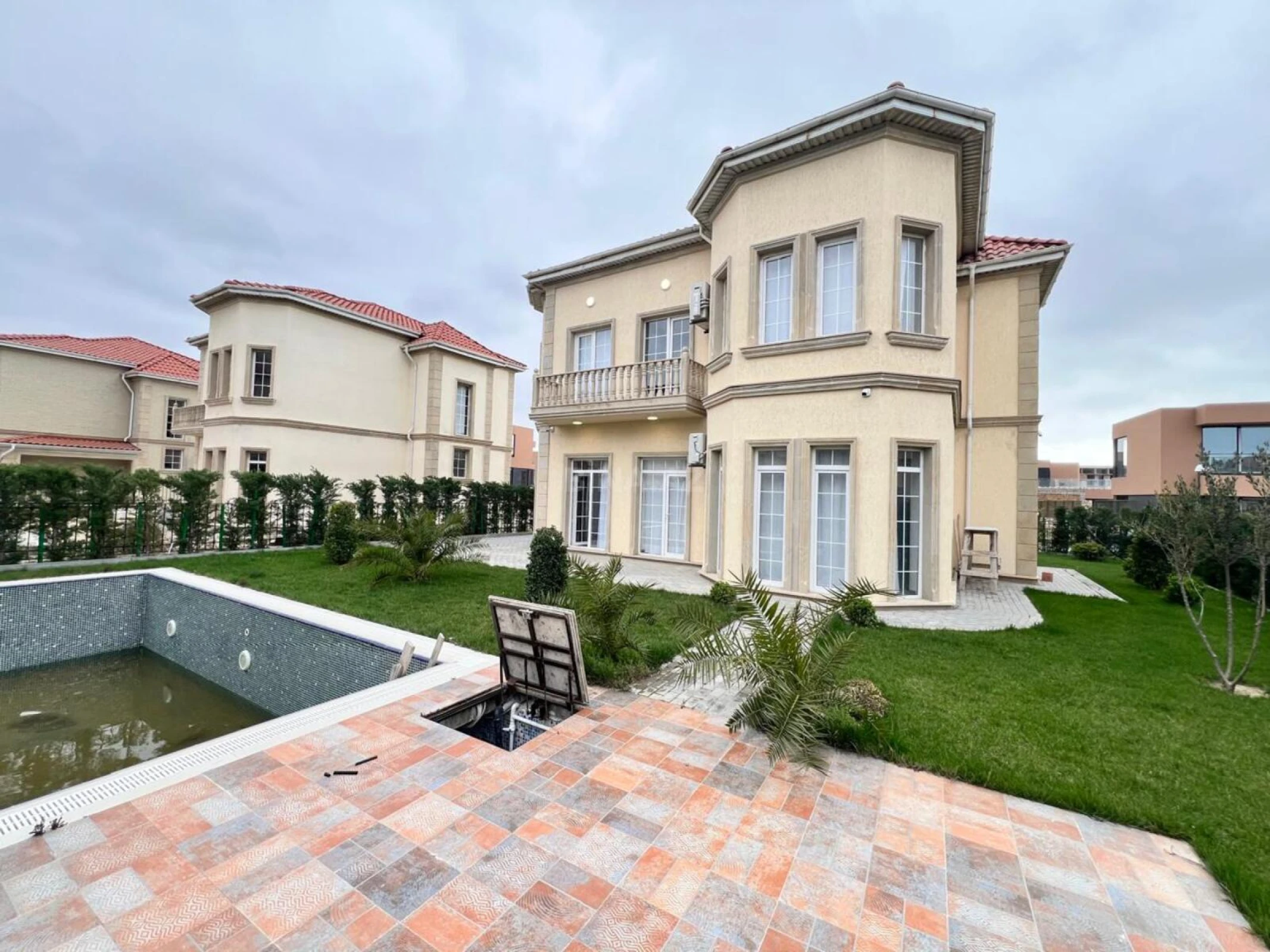 Satılır 5 otaqlı həyət evi 250 m²
