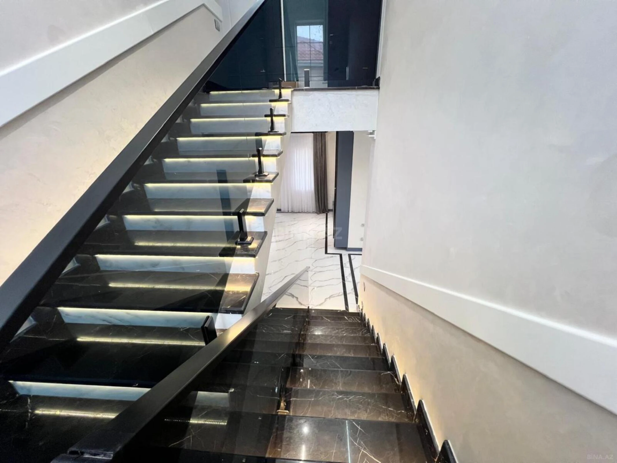 Satılır 5 otaqlı həyət evi 250 m²