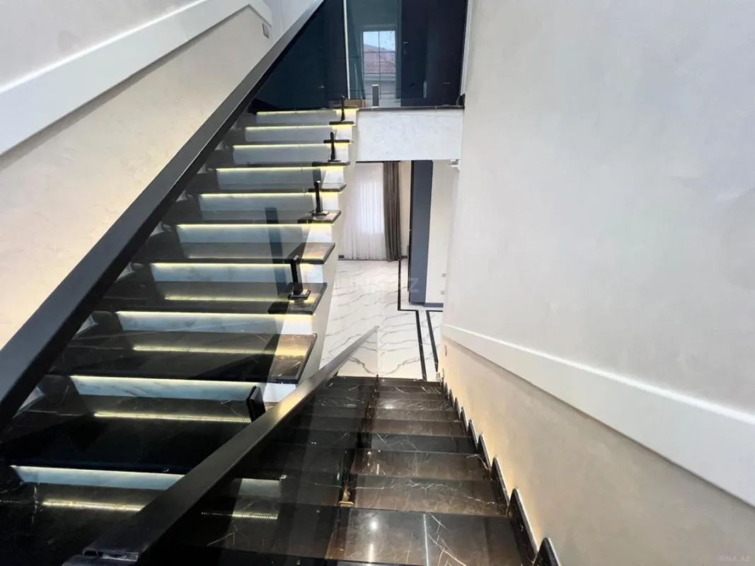 Satılır 5 otaqlı həyət evi 250 m²