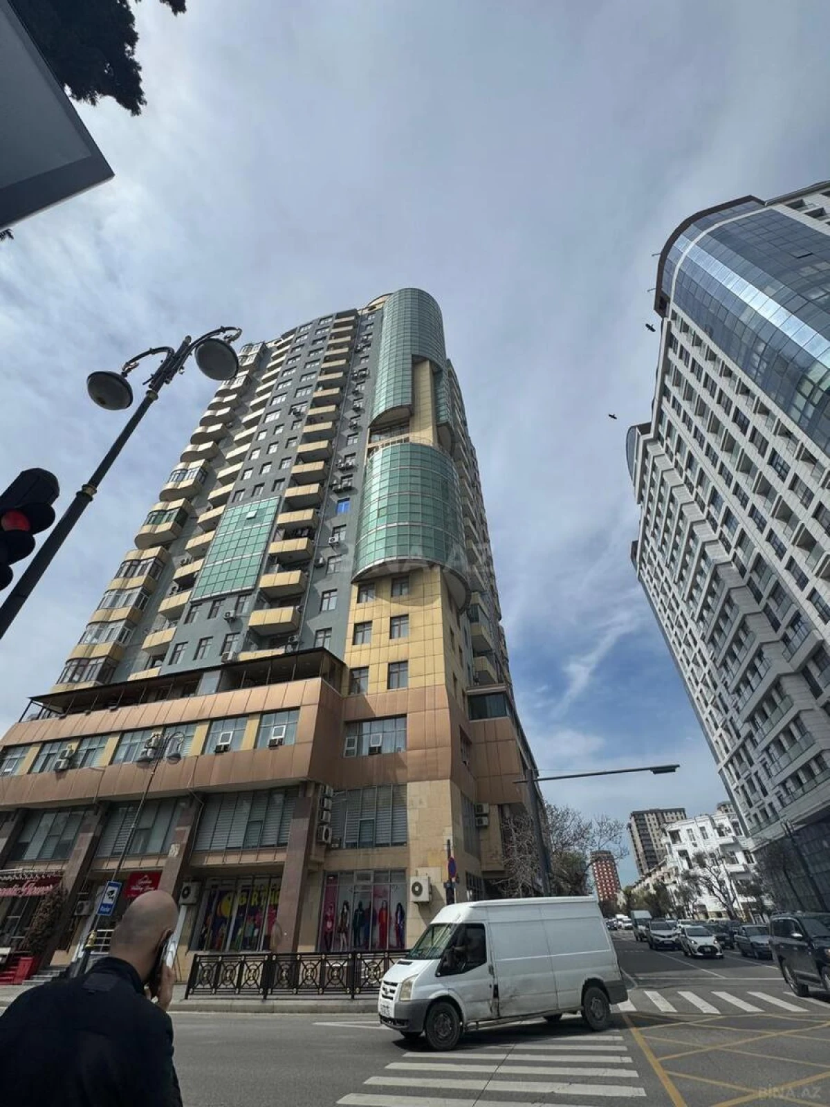 Satılır 4 otaqlı mənzil 240 m²