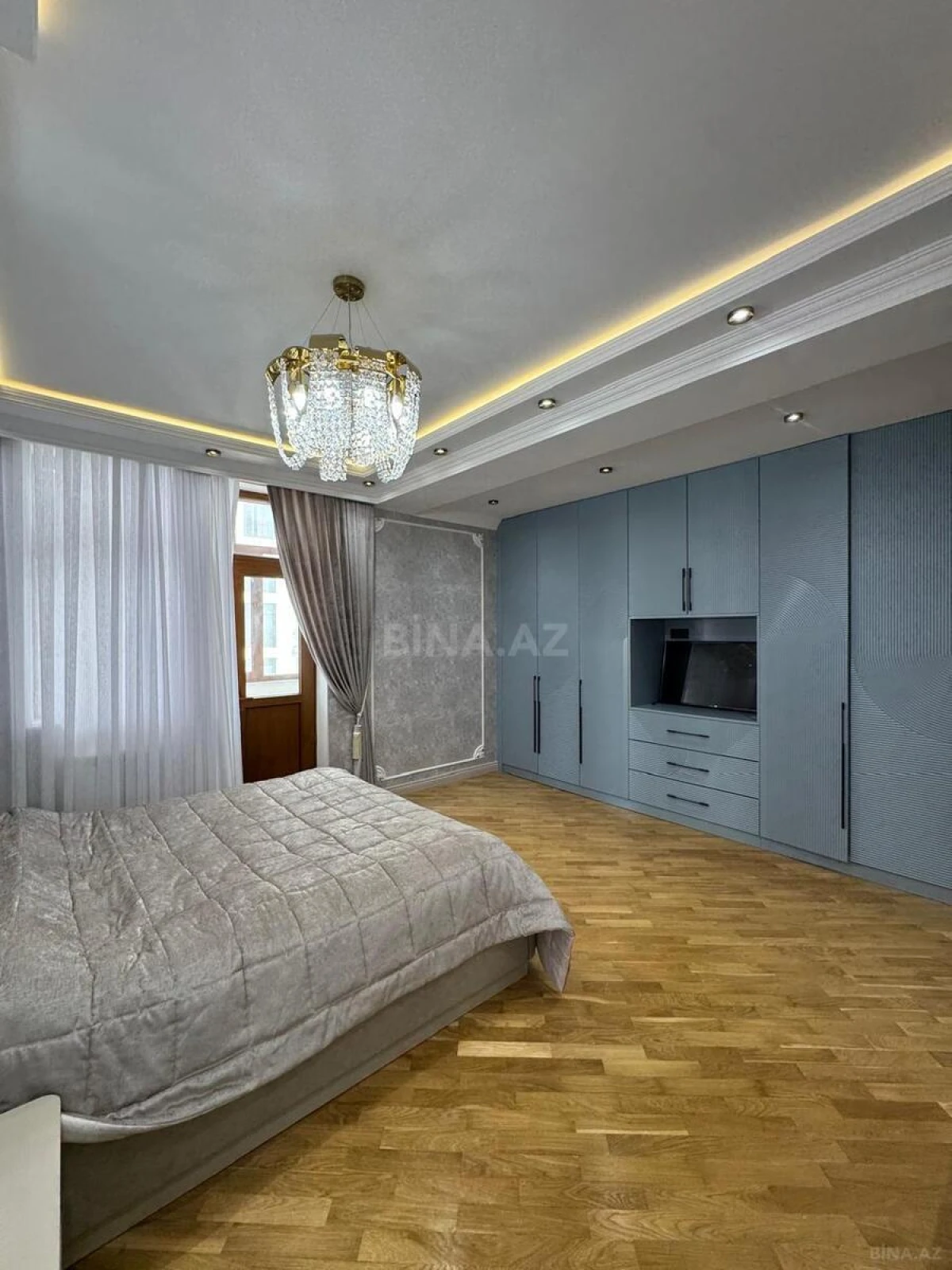 Satılır 4 otaqlı mənzil 240 m²