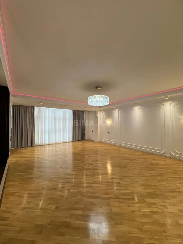 Satılır 4 otaqlı mənzil 240 m²