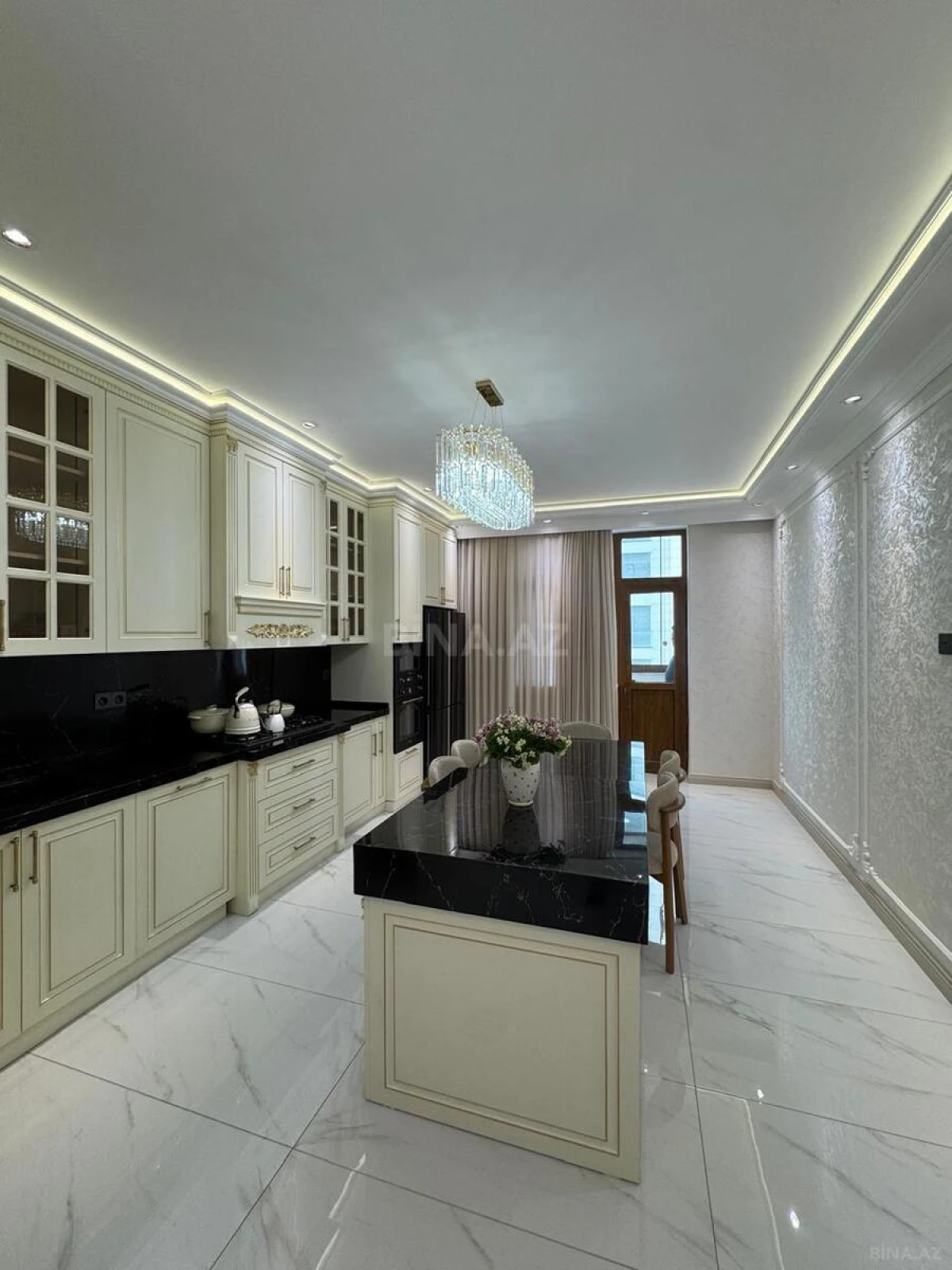 Satılır 4 otaqlı mənzil 240 m²
