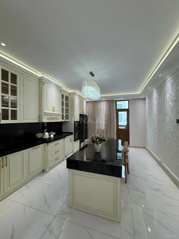 Satılır 4 otaqlı mənzil 240 m²