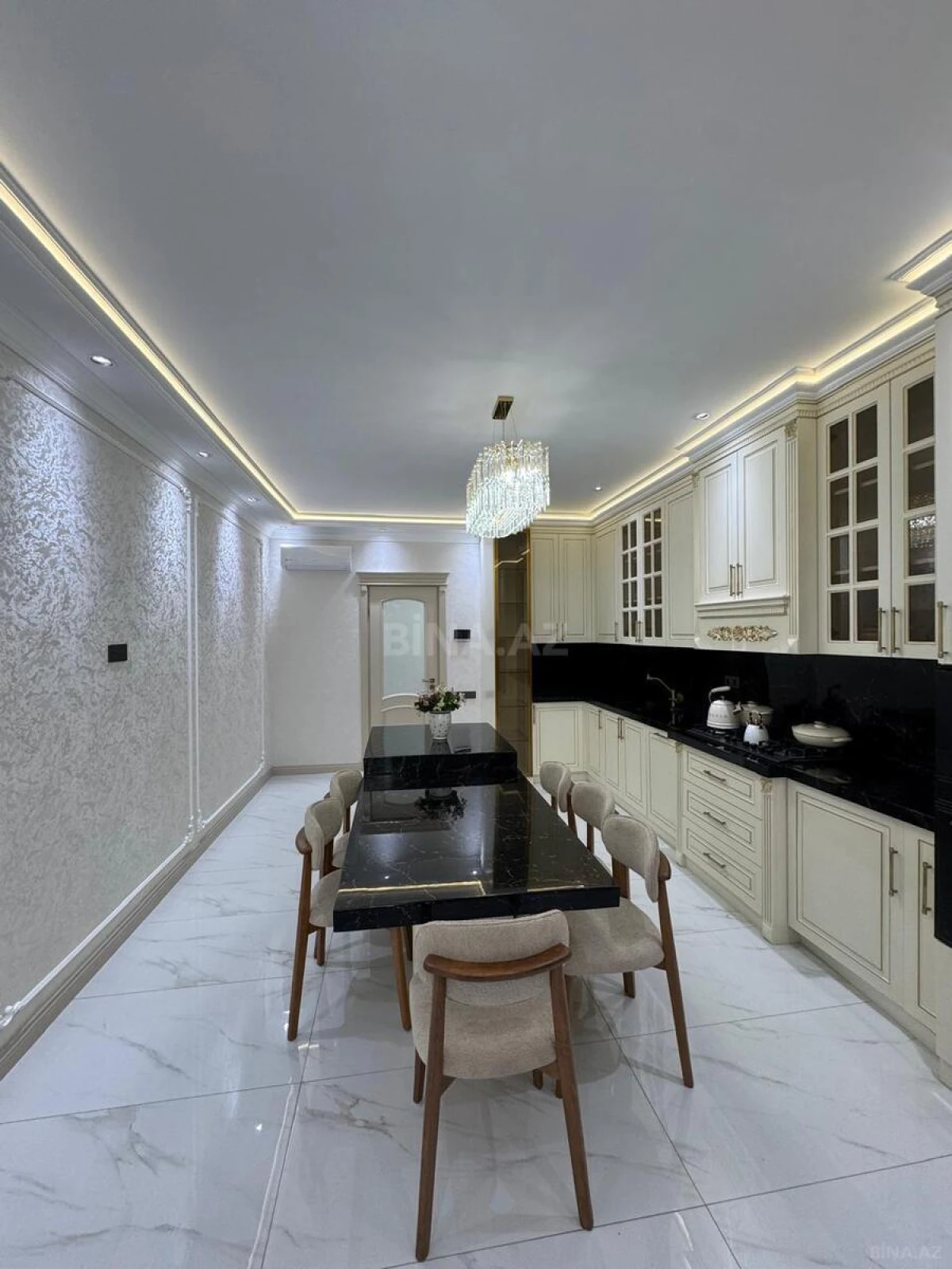 Satılır 4 otaqlı mənzil 240 m²