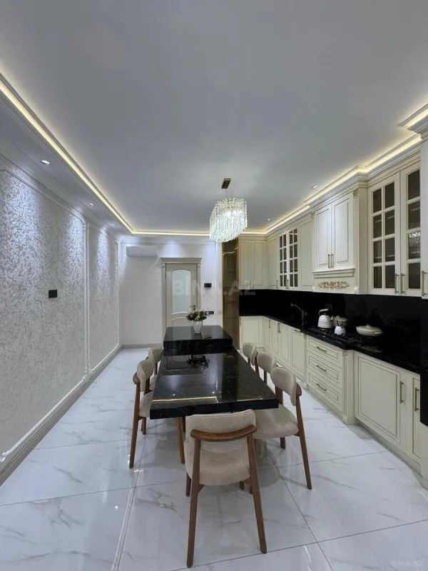 Satılır 4 otaqlı mənzil 240 m²