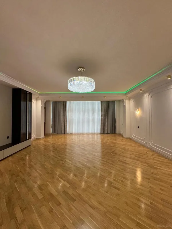 Satılır 4 otaqlı mənzil 240 m²