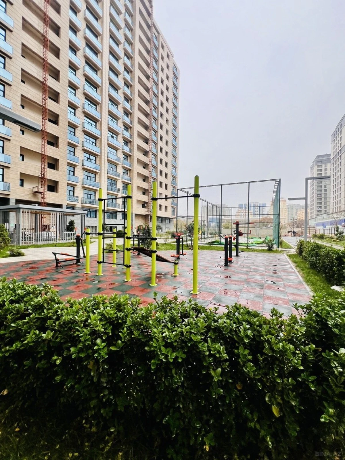 Satılır 4 otaqlı mənzil 196 m²