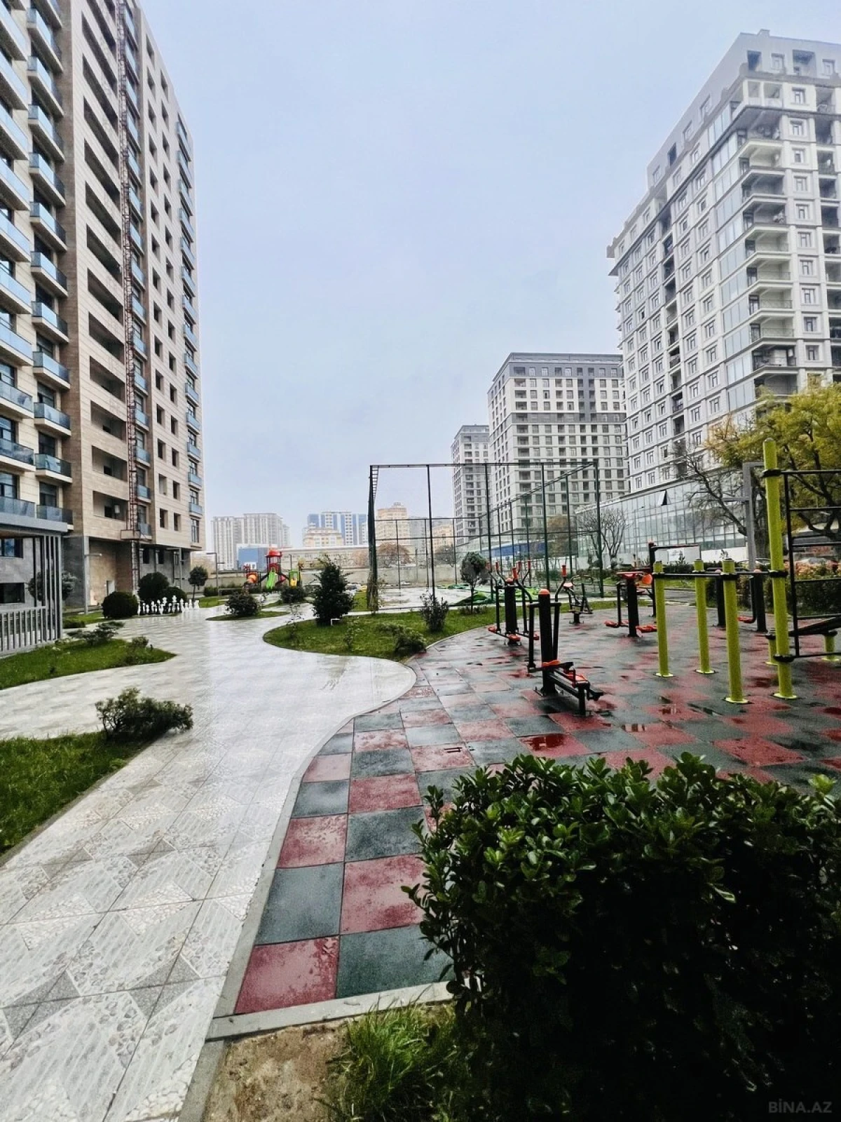 Satılır 4 otaqlı mənzil 196 m²