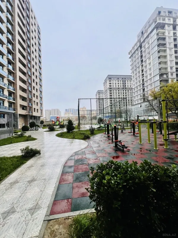 Satılır 4 otaqlı mənzil 196 m²