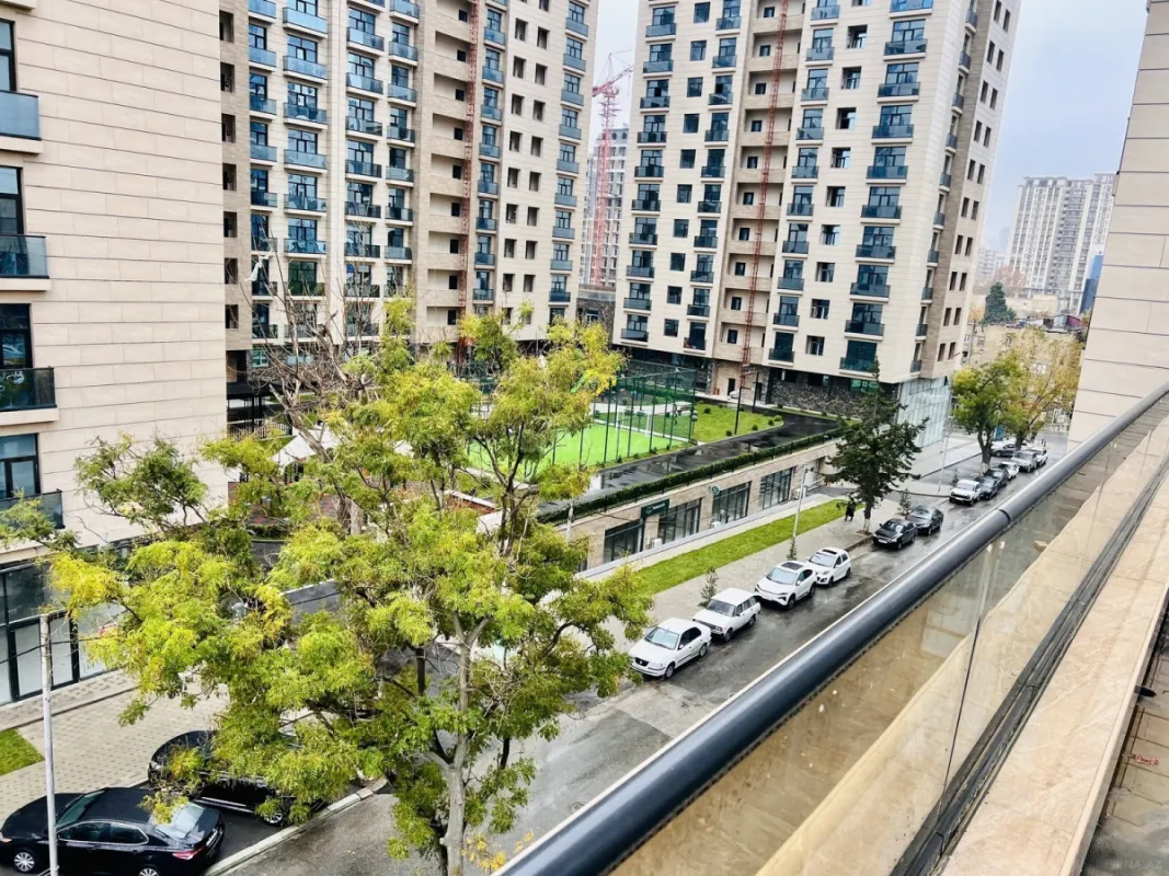 Satılır 4 otaqlı mənzil 196 m²