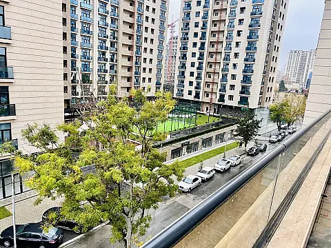 Satılır 4 otaqlı mənzil 196 m²