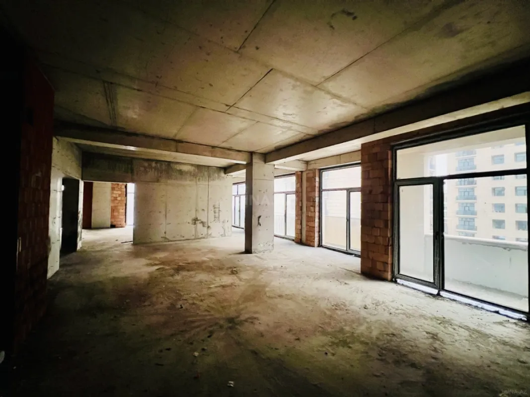 Satılır 4 otaqlı mənzil 196 m²