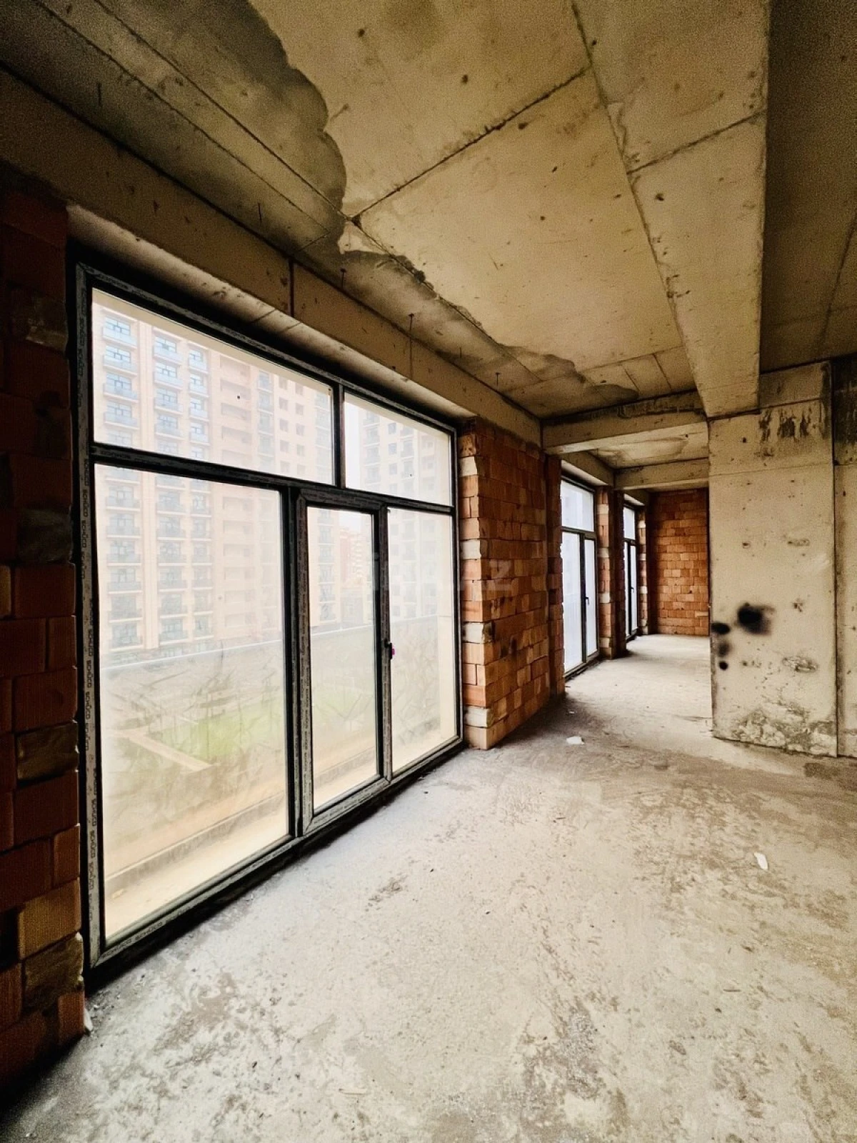 Satılır 4 otaqlı mənzil 196 m²