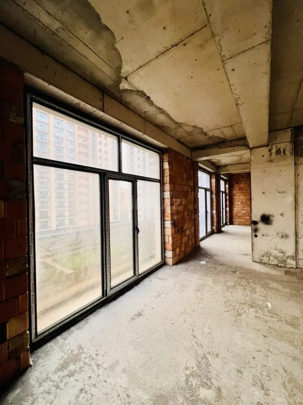 Satılır 4 otaqlı mənzil 196 m²