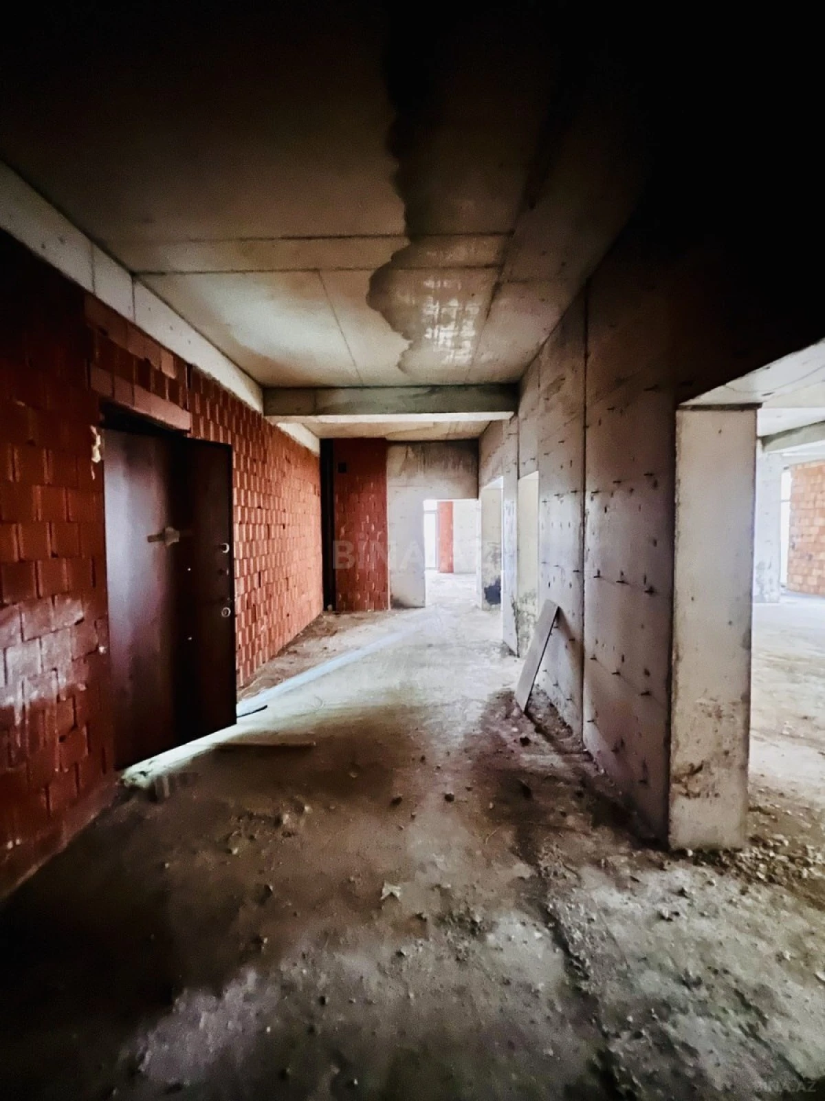 Satılır 4 otaqlı mənzil 196 m²