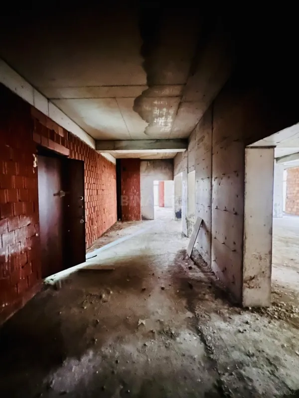 Satılır 4 otaqlı mənzil 196 m²