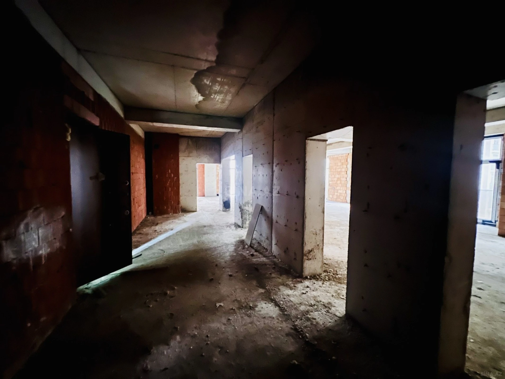 Satılır 4 otaqlı mənzil 196 m²