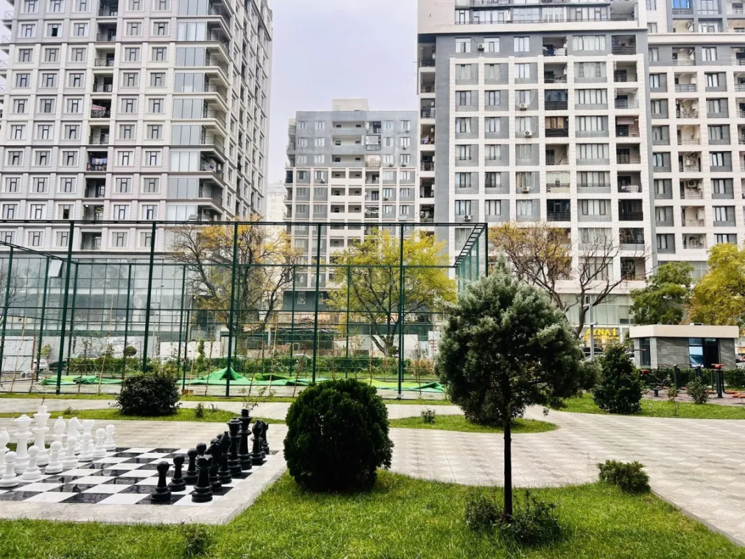 Satılır 4 otaqlı mənzil 196 m²