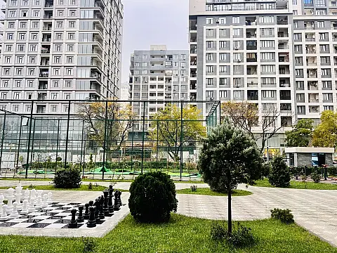 Satılır 4 otaqlı mənzil 196 m²
